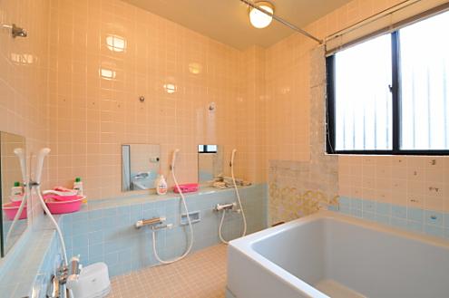 バスルームの様子。リフォームする予定だそう。(2011-03-22,共用部,BATH,1F)