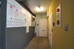 ラウンジ脇の廊下に用意されたコミュニケーション・ボード。ドアの先は3-5部屋のユニットになっていて、バスルームやトイレなど水まわり設備もユニット毎に用意されています。(2012-01-07,共用部,OTHER,1F)