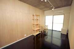 専有部の様子2。壁一面に板が貼られていて、ペンキを塗ったり絵を描いたり棚を作ったりＤＩＹが可能です。（208号室）(2008-04-03,専有部,ROOM,2F)
