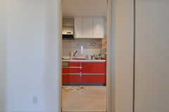 ドアを空けると目の前はキッチン。右手にリビングがあります。(2023-02-03,共用部,OTHER,1F)