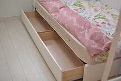 ベッドは引き出し付きです。（102号室）(2023-02-03,専有部,ROOM,1F)