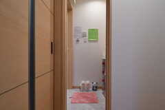 階段の正面がバスルームの脱衣室です。バスルームはオーナーさん家族と共用です。(2023-02-03,共用部,BATH,2F)