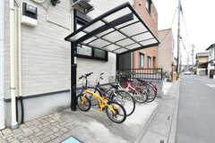 自転車置き場の様子。屋根付きです。(2023-02-03,共用部,GARAGE,1F)