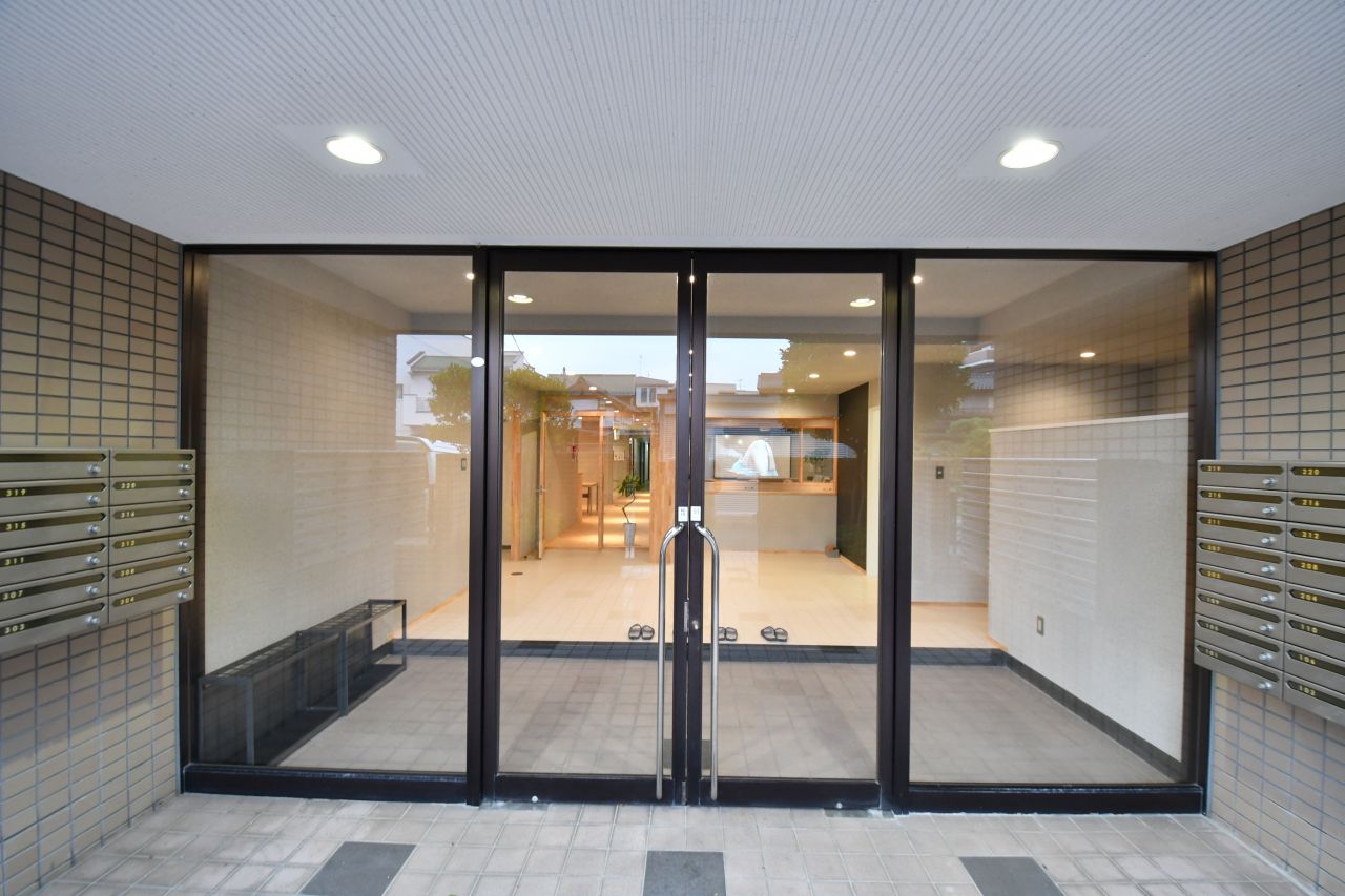 シェアハウスの玄関。玄関はオートロックです。(2019-10-17,周辺環境,ENTRANCE,1F)