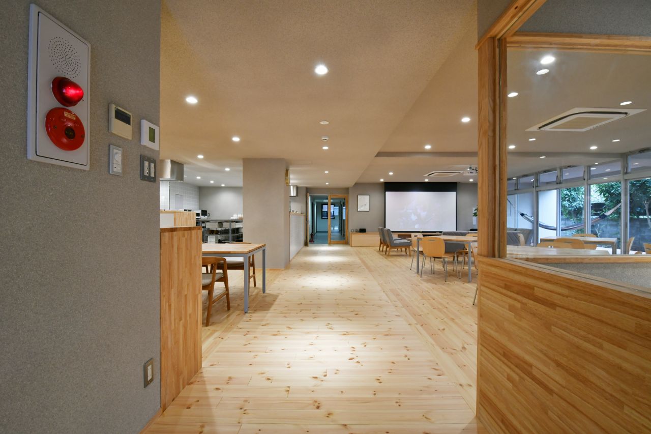 エントランスホールから見たラウンジの様子。(2019-10-17,共用部,OTHER,1F)