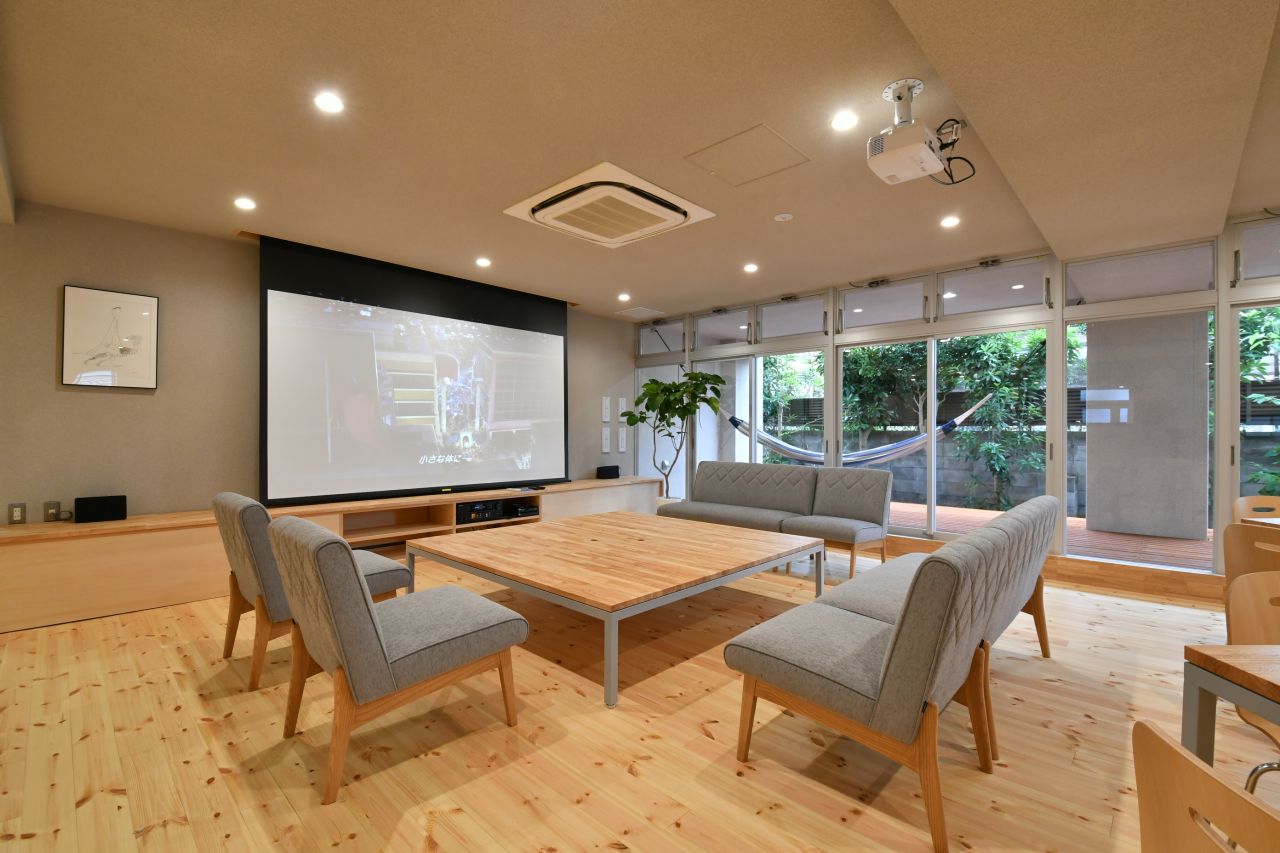 ラウンジの様子2。巨大スクリーンで映画を見ることができます。(2019-10-17,共用部,LIVINGROOM,1F)