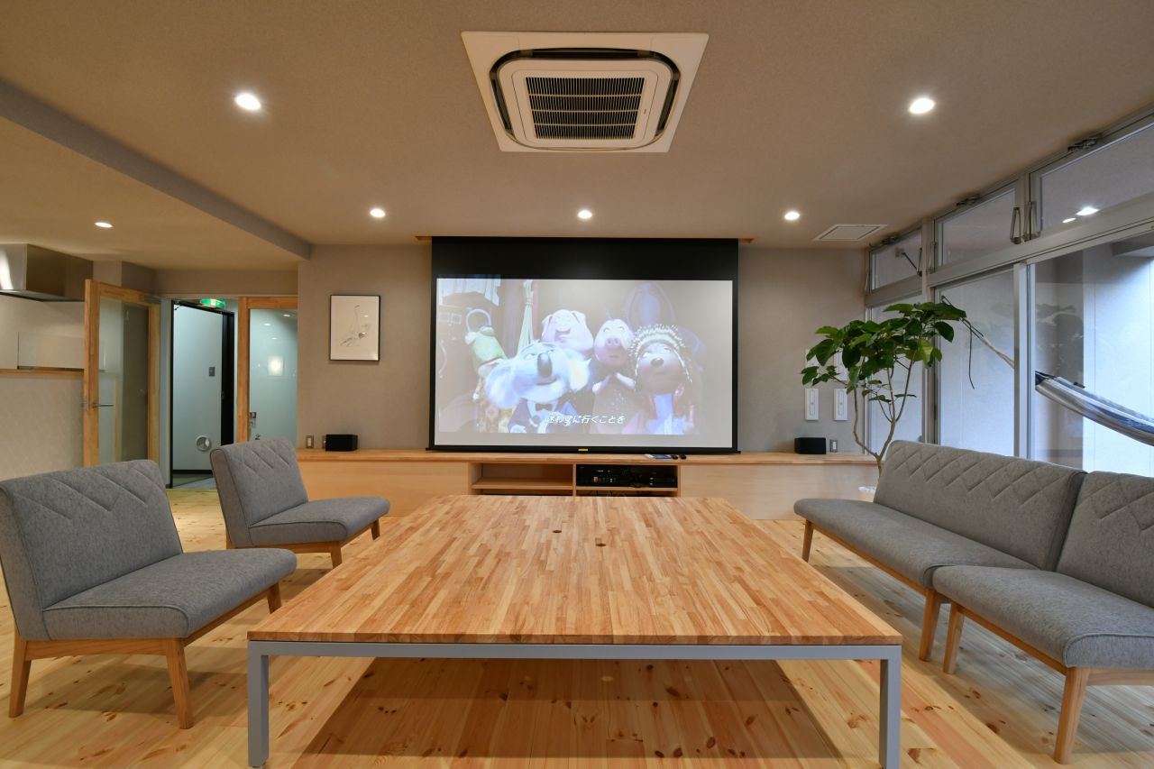 スクリーンを正面から見るとこんな感じ。(2019-10-17,共用部,LIVINGROOM,1F)