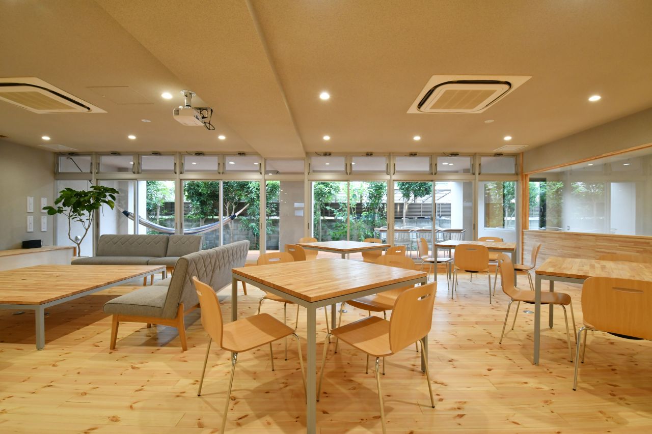 カフェテーブルが複数配置されています。(2019-10-17,共用部,LIVINGROOM,1F)