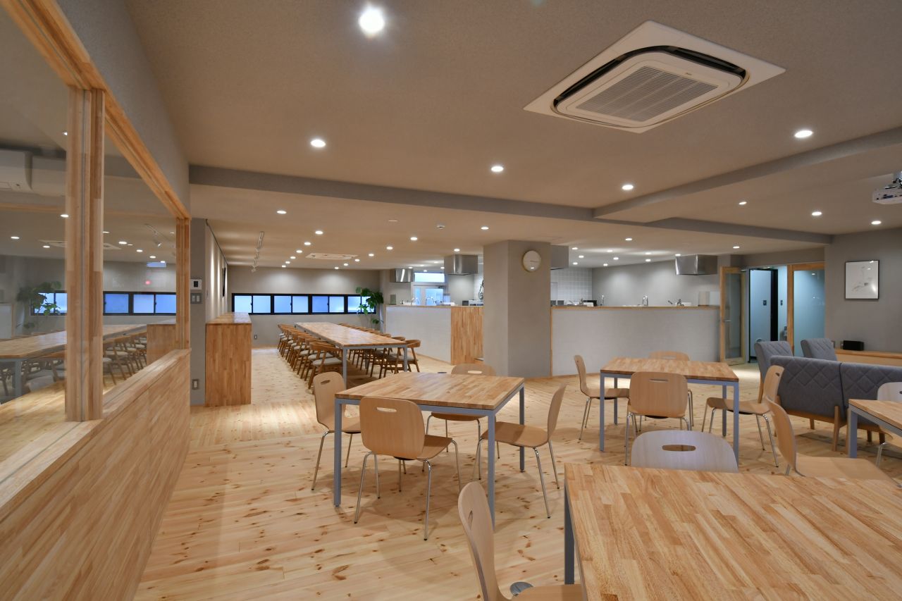 テラスから見たラウンジの様子。(2019-10-17,共用部,LIVINGROOM,1F)