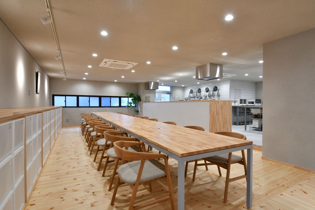 ダイニングテーブルの様子。直線に配置されています。(2019-10-17,共用部,LIVINGROOM,1F)