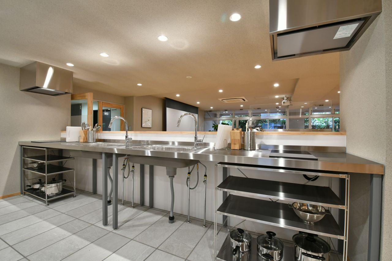 キッチンの様子。プロ仕様のステンレス製です。(2019-10-17,共用部,KITCHEN,1F)