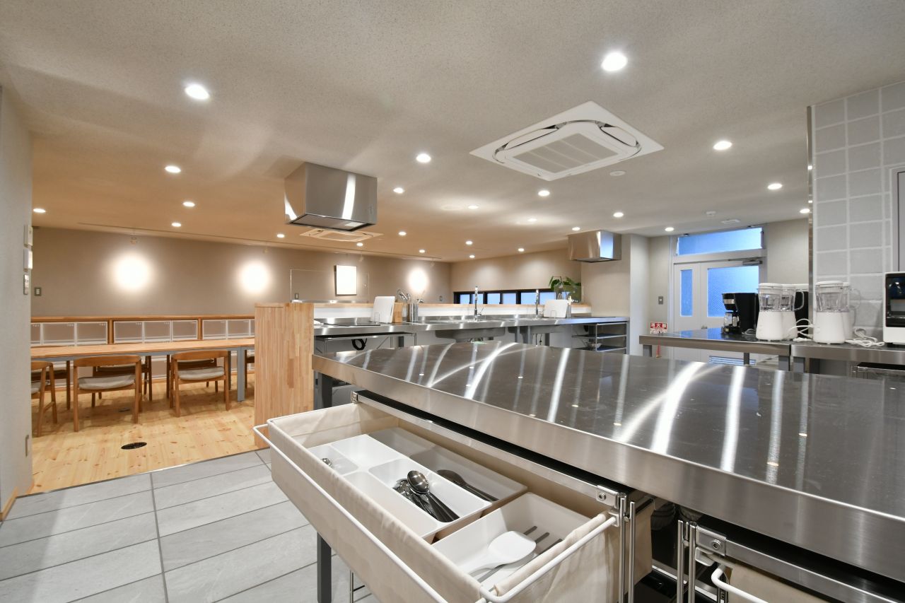 作業スペースも広めに確保されています。(2019-10-17,共用部,KITCHEN,1F)