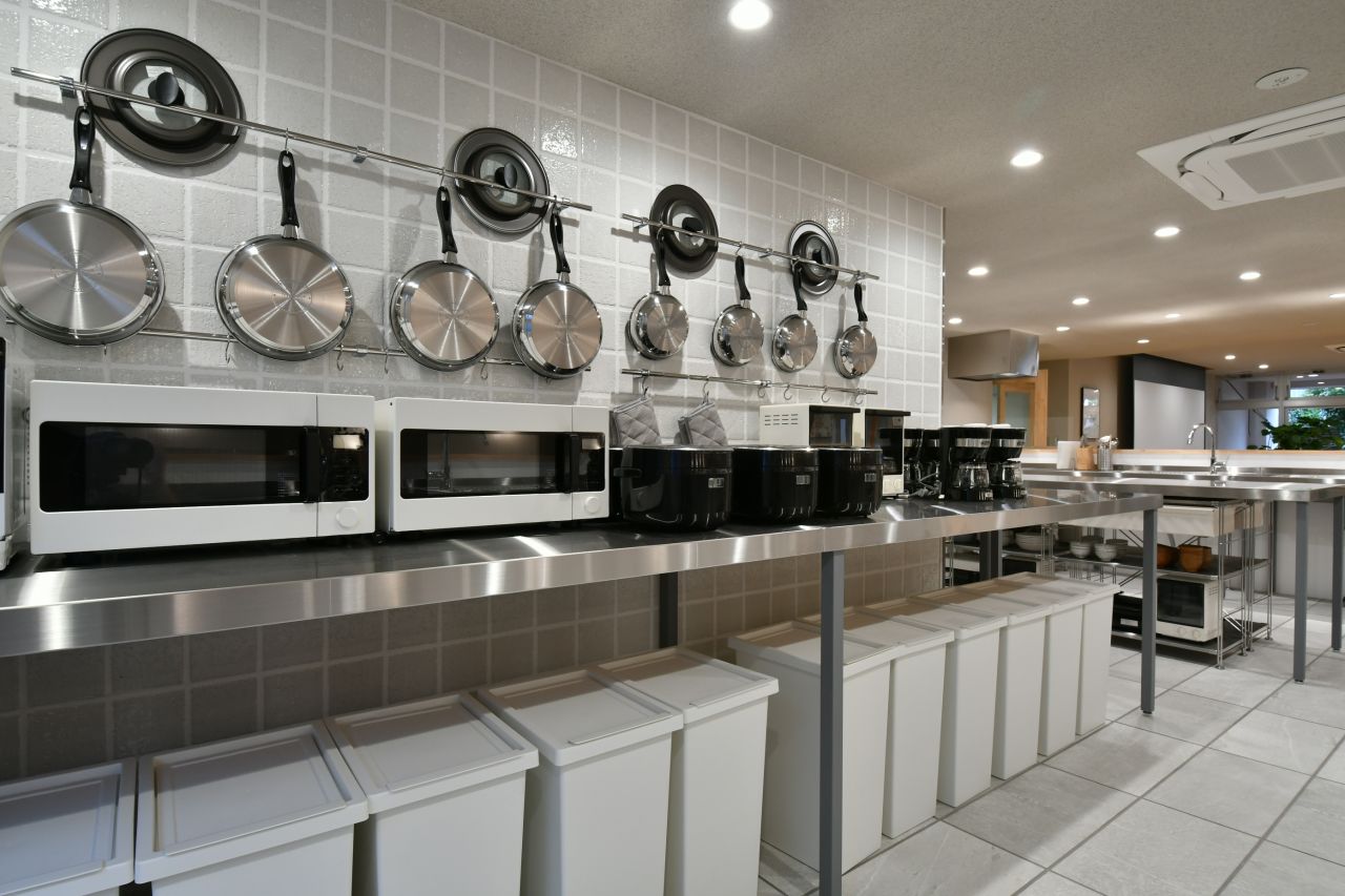 キッチン家電とゴミ箱の様子。(2019-10-17,共用部,KITCHEN,1F)