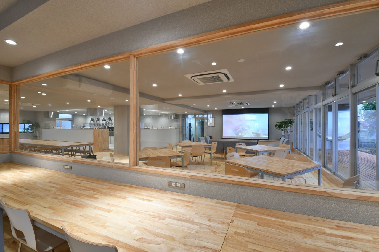ワークスペースから見たラウンジの様子。(2019-10-17,共用部,LIVINGROOM,1F)