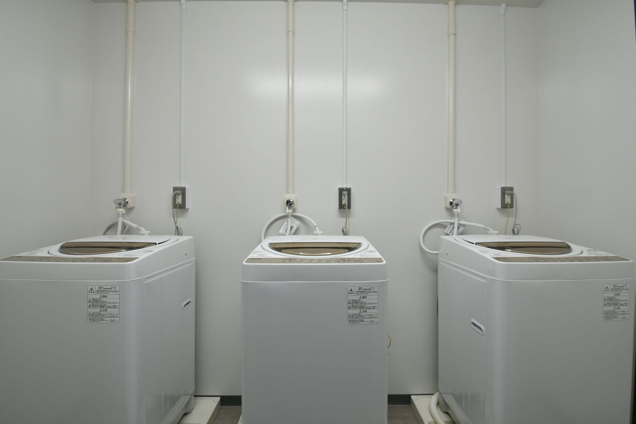 ランドリールームの様子2。3台並んでいます。(2019-10-17,共用部,LAUNDRY,1F)