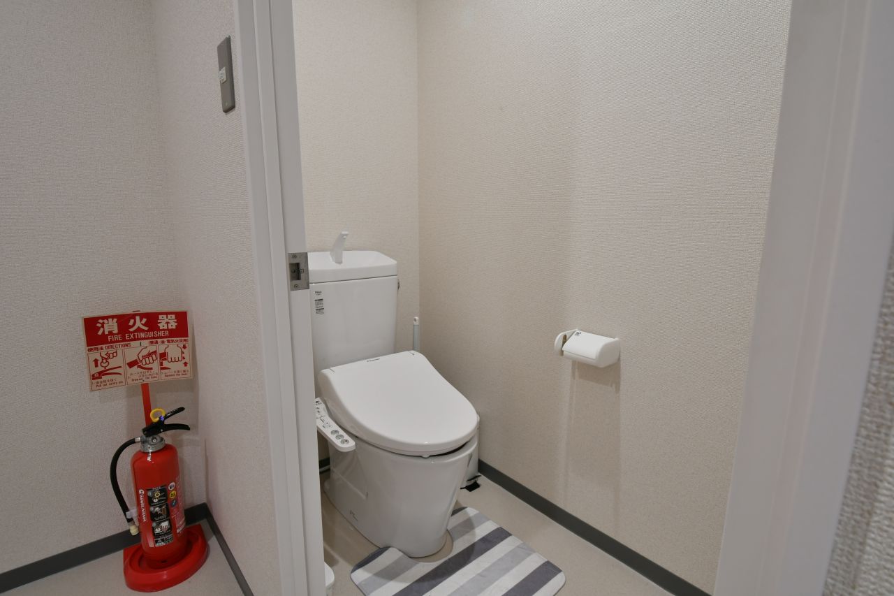 ラウンジ脇にあるウォシュレット付きトイレの様子。(2019-10-17,共用部,TOILET,1F)