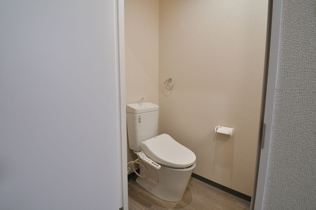 ウォシュレット付きトイレの様子。（104号室）(2019-10-17,専有部,ROOM,1F)
