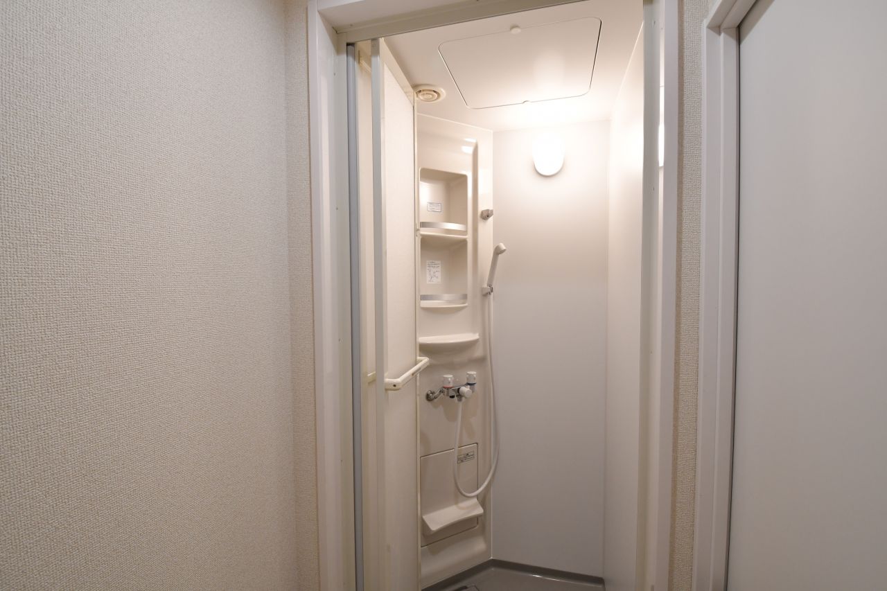 トイレの対面にシャワールームがあります。（104号室）(2019-10-17,専有部,ROOM,1F)