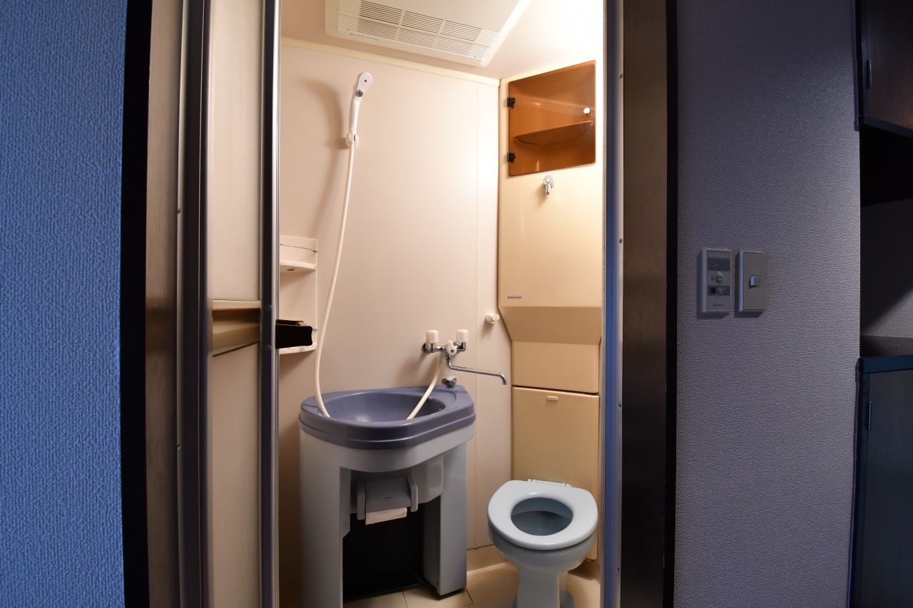 洗面台の位置をピボットするとトイレが現れます。省エネを追求したTOTO製。かなりの珍品です。（108号室）(2019-10-17,専有部,ROOM,1F)