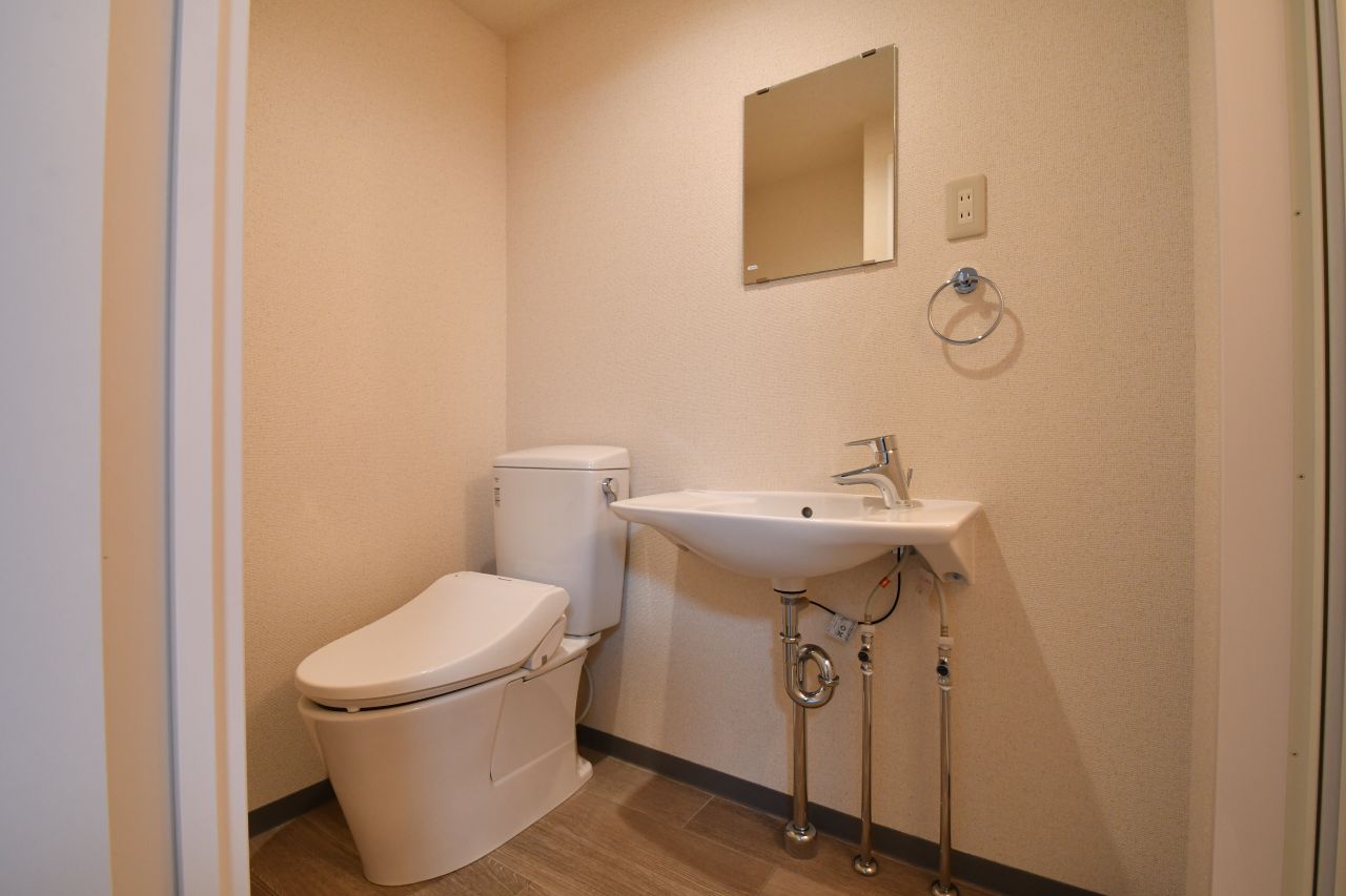 トイレと洗面台の様子。（102号室）(2019-10-17,専有部,ROOM,1F)