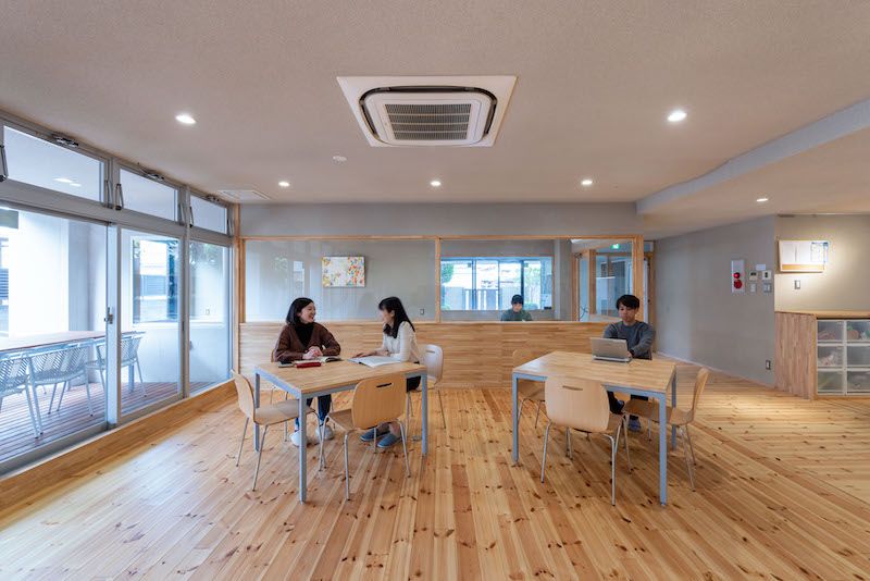 ※写真の人物はモデルです。 ※事業者様提供素材(2021-02-15,共用部,LIVINGROOM,1F)