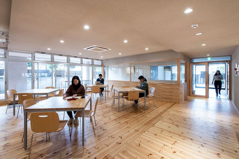 ※写真の人物はモデルです。 ※事業者様提供素材(2021-02-15,共用部,LIVINGROOM,1F)