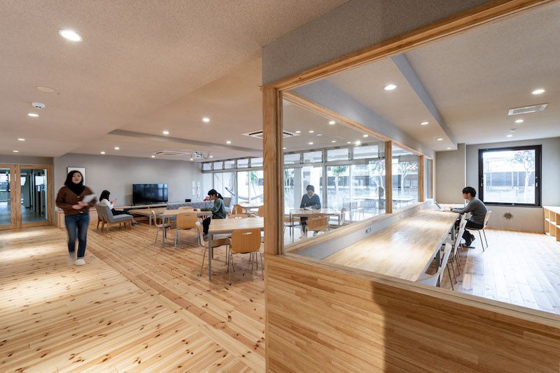 ※写真の人物はモデルです。 ※事業者様提供素材(2021-02-15,共用部,LIVINGROOM,1F)