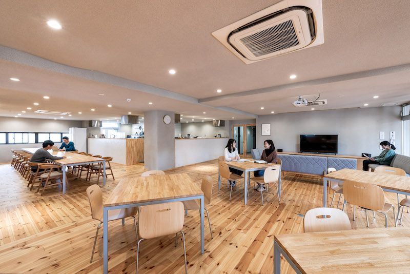 ※写真の人物はモデルです。 ※事業者様提供素材(2021-02-15,共用部,LIVINGROOM,1F)