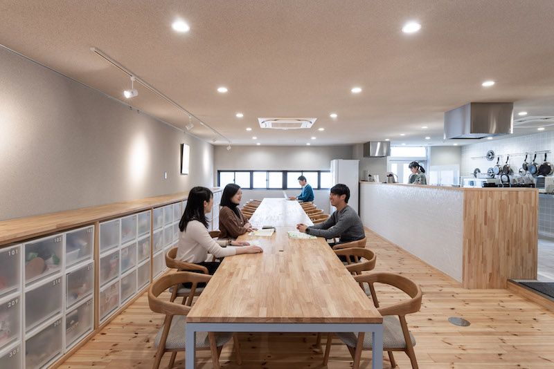 ※写真の人物はモデルです。 ※事業者様提供素材(2021-02-15,共用部,LIVINGROOM,1F)