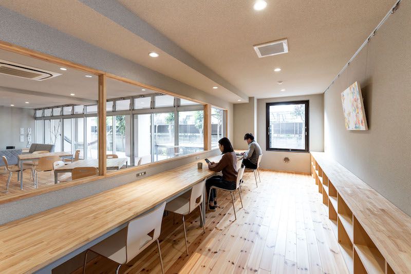 ※写真の人物はモデルです。 ※事業者様提供素材(2021-02-15,共用部,LIVINGROOM,1F)