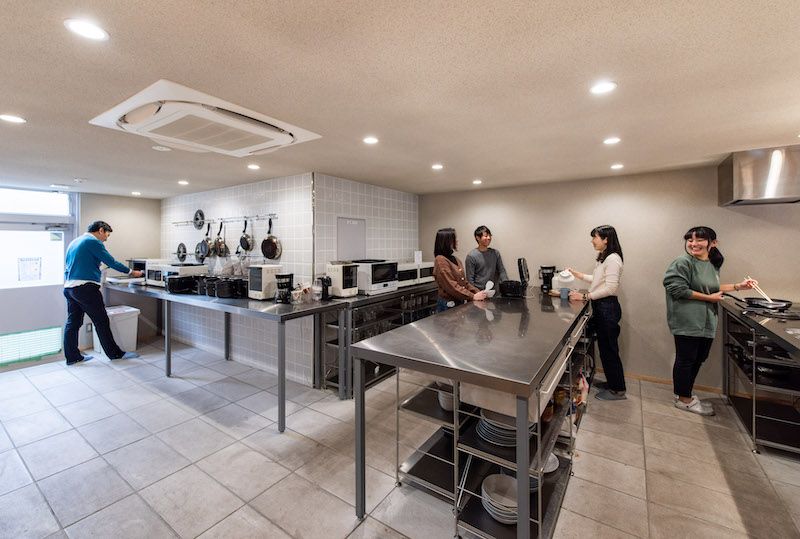 ※写真の人物はモデルです。 ※事業者様提供素材(2021-02-15,共用部,KITCHEN,1F)