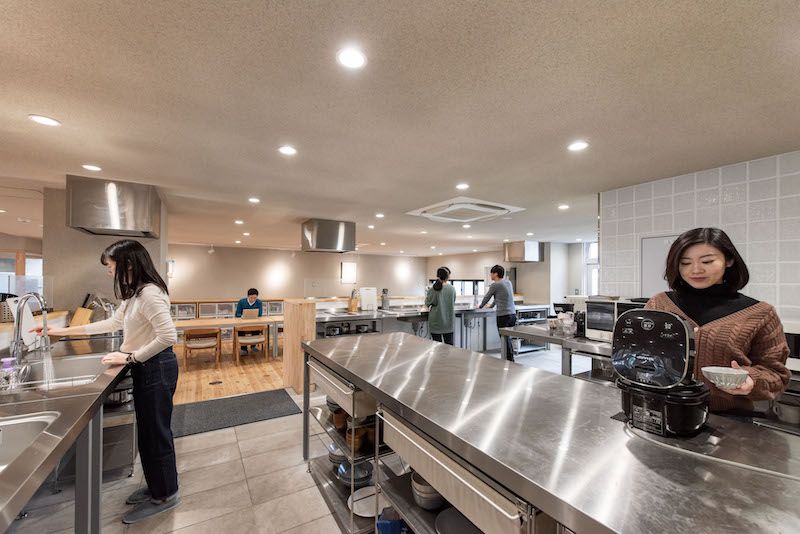 ※写真の人物はモデルです。 ※事業者様提供素材(2021-02-15,共用部,KITCHEN,1F)