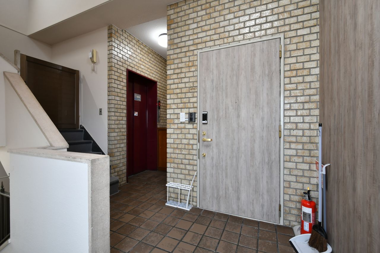 シェアハウスの玄関ドア。ワンフロア1住戸です。(2020-10-14,周辺環境,ENTRANCE,6F)