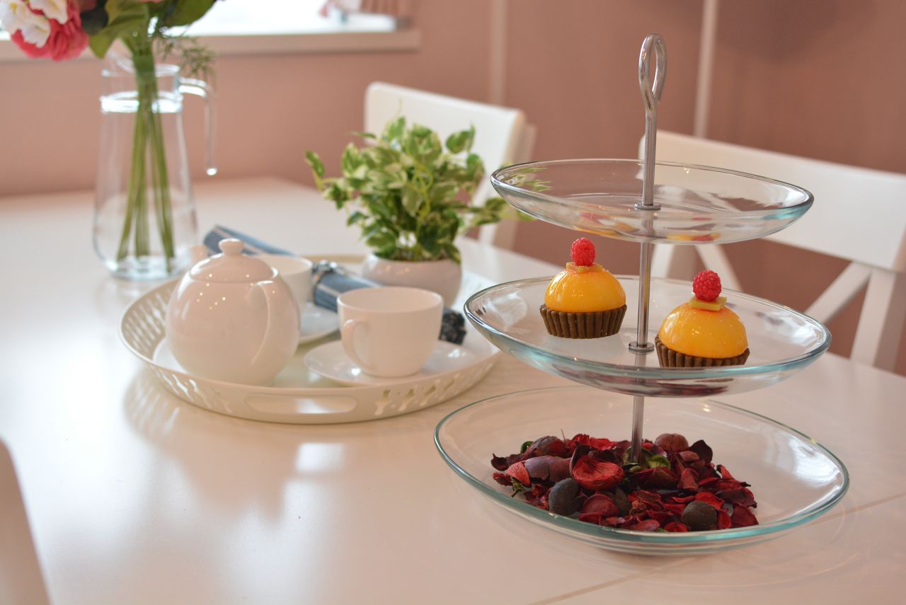 ケーキスタンドにはカップケーキが。(2020-10-14,共用部,LIVINGROOM,6F)