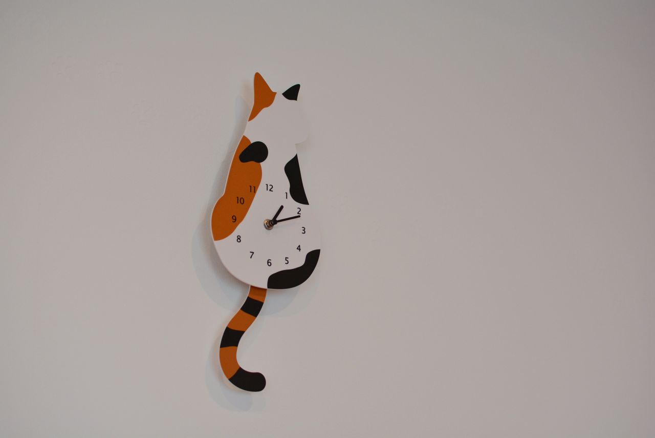 三毛猫のしっぽが秒針代わり。(2020-10-14,共用部,LIVINGROOM,6F)