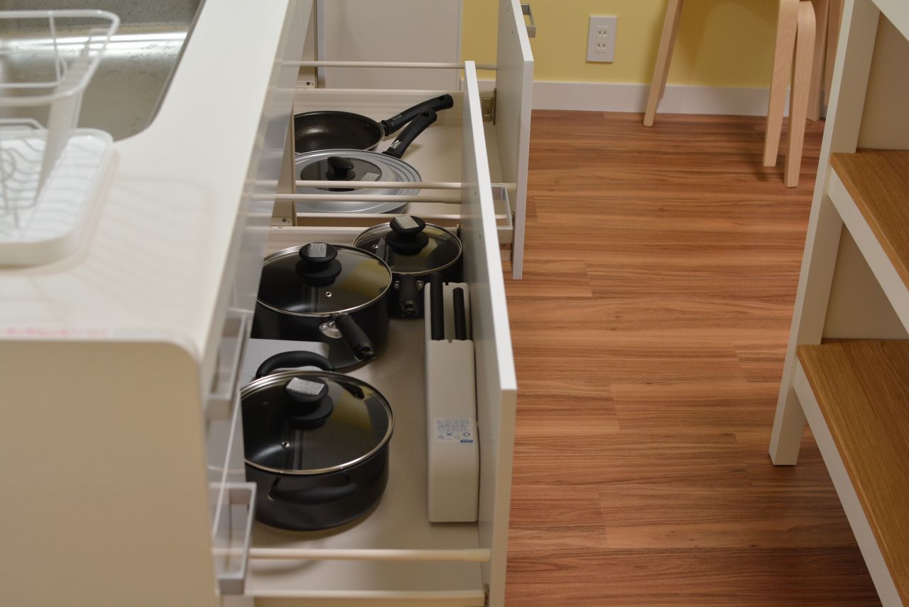 フライパンや鍋類は引き出しに収納されています。(2020-10-14,共用部,KITCHEN,6F)