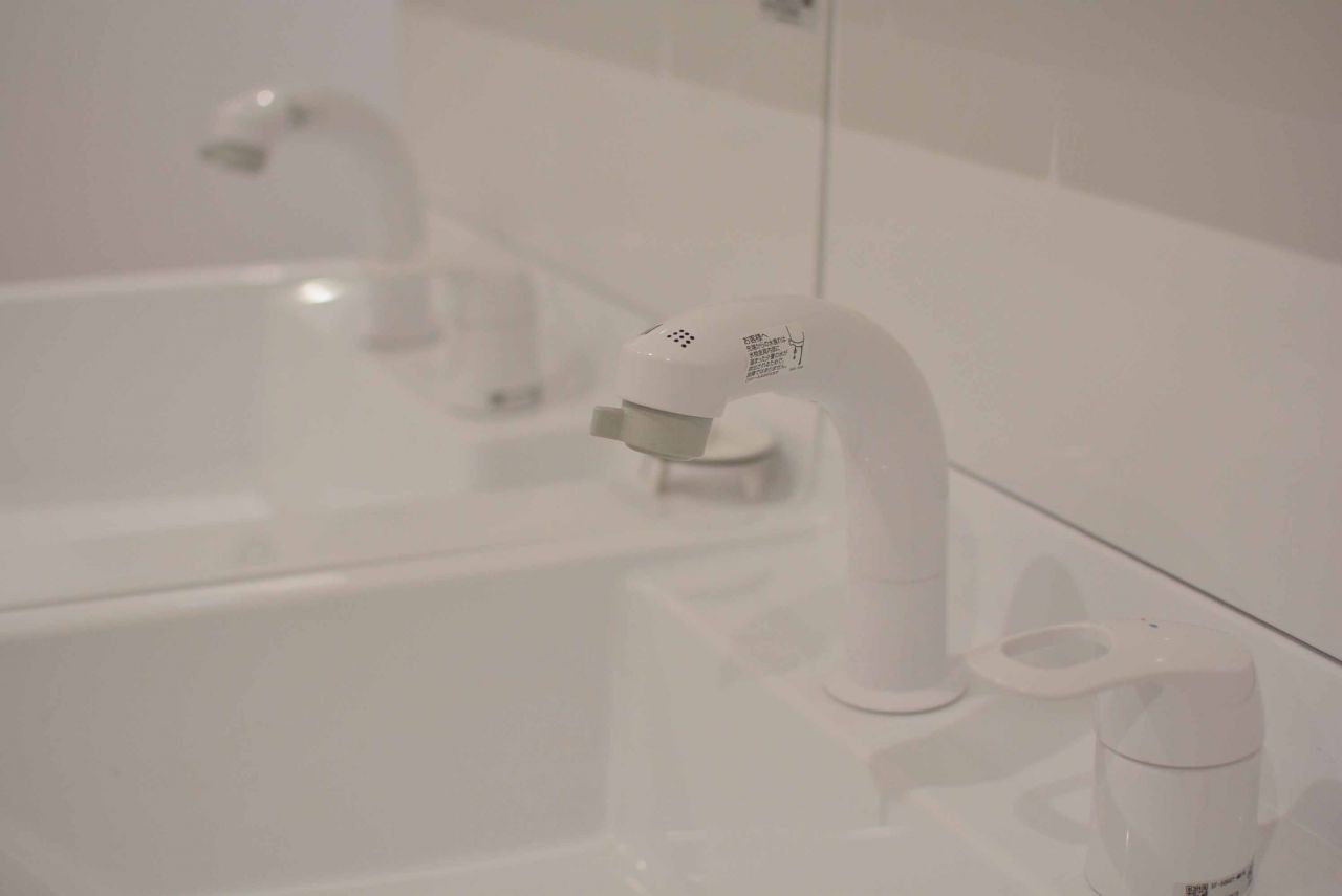 洗面台はシャワー水栓付きです。(2020-10-14,共用部,WASHSTAND,6F)