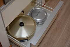 かなり大きめの鍋も用意されています。(2021-03-23,共用部,KITCHEN,1F)