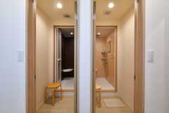 シャワールームは2室並んでいます。(2020-10-07,共用部,BATH,1F)