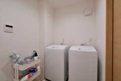 洗濯機の様子。右手にトイレがあります。(2020-10-07,共用部,LAUNDRY,1F)