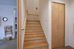 階段の様子。共用部の多くの場所は人感センサーで電気が点きます。(2020-10-07,共用部,OTHER,1F)