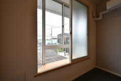 出窓の内側にも窓が設置されています。（206号室）(2020-10-07,専有部,ROOM,2F)