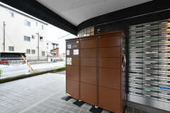 郵便受けの横に宅配ボックスが設置されています。(2020-07-16,周辺環境,ENTRANCE,1F)