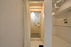 男性用シャワールームの様子。脱衣室はカーテンで仕切られています。(2020-07-16,共用部,BATH,1F)