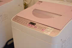ランドリールームに設置された洗濯機4台のうち、2台は乾燥機能付きです。(2020-07-16,共用部,LAUNDRY,2F)