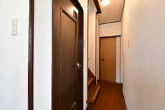 廊下の様子2。左手のドアはトイレです。(2018-05-17,共用部,OTHER,1F)