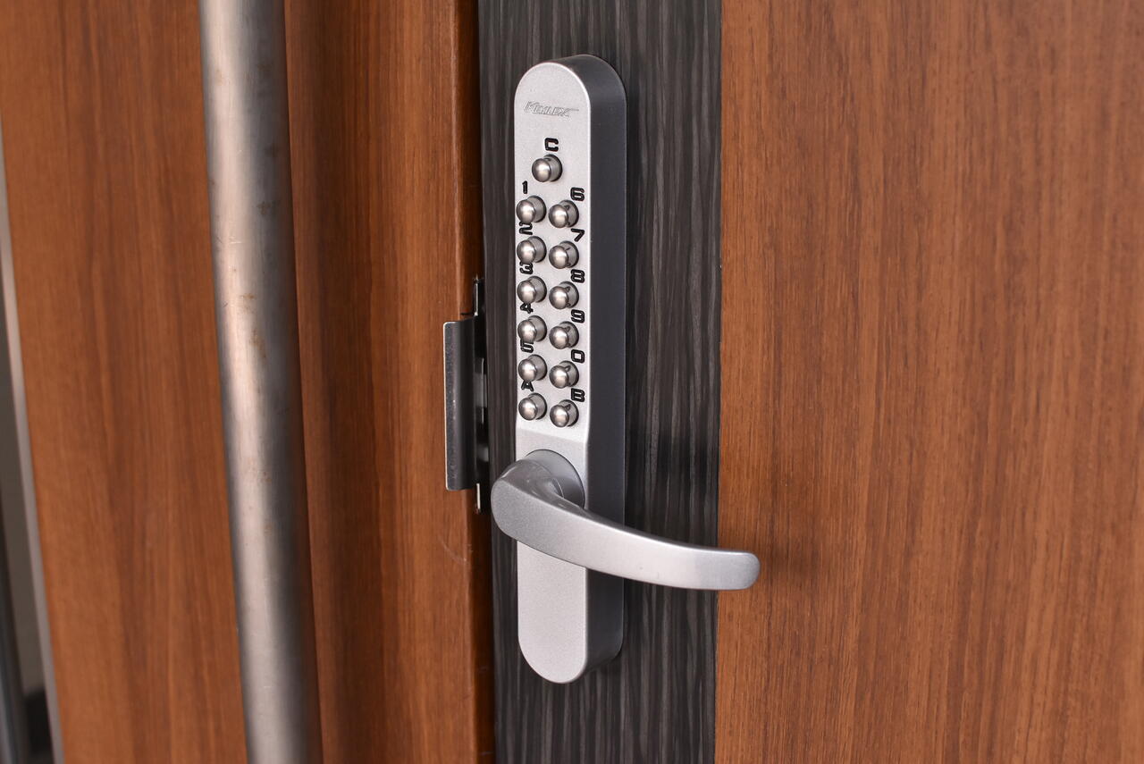 玄関の鍵はナンバー式のオートロックです。|1F 玄関