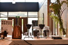 バーカウンターにはコーヒー器具やコーヒー豆が置かれています。(2018-04-06,共用部,OTHER,1F)