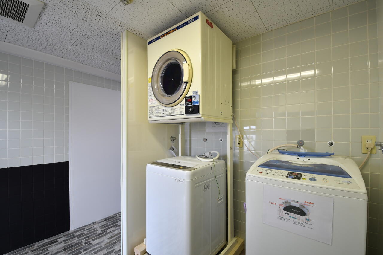 キッチンの対面はランドリースペースです。乾燥機と洗濯機が2台設置されています。|2F ランドリー