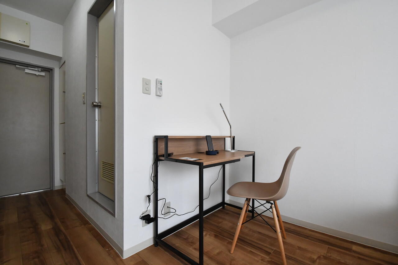 全室、机と椅子が用意されています。（204号室）|2F 部屋